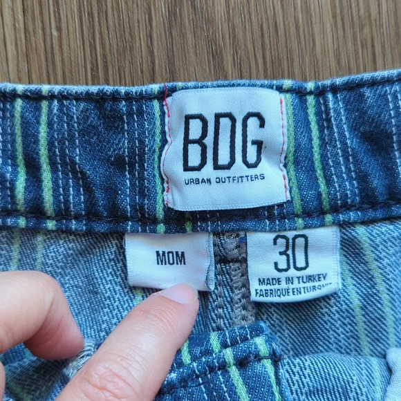 Urban Outfitters Stripped Denim Mom Shorts Size 30 - Picture 5 of 7
